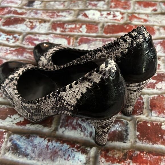 Enzo Angiolini gray and black snake pumps with patent toe - Picture 5 of 7